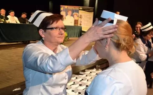 Toruńska Szkoła Wyższa zaprasza do wzięcia udziału w specjalistycznych kursach dla pielęgniarek i pielęgniarzy 